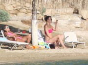 Кейт Хадсон (Kate Hudson) - Bikini Relaxing On The Beach In Greece With Topless Girlfriends, 18.06.2015 (19xHQ) 7f2f1f420660287