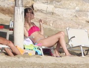 Кейт Хадсон (Kate Hudson) - Bikini Relaxing On The Beach In Greece With Topless Girlfriends, 18.06.2015 (19xHQ) 8e23b1420660249