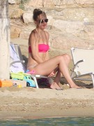 Кейт Хадсон (Kate Hudson) - Bikini Relaxing On The Beach In Greece With Topless Girlfriends, 18.06.2015 (19xHQ) 9feccf420660311