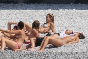 Кейт Хадсон (Kate Hudson) - Bikini Relaxing On The Beach In Greece With Topless Girlfriends, 18.06.2015 (19xHQ) Bde7c7420660141