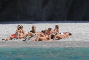 Кейт Хадсон (Kate Hudson) - Bikini Relaxing On The Beach In Greece With Topless Girlfriends, 18.06.2015 (19xHQ) Cdbfed420660198