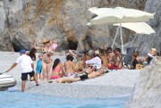 Кейт Хадсон (Kate Hudson) - Bikini Relaxing On The Beach In Greece With Topless Girlfriends, 18.06.2015 (19xHQ) Fd2ee8420660320