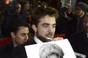 Роберт Паттинсон (Robert Pattinson) Life Screening, 65th Berlinale International Film Festival, Berlin 2015 - 9хHQ F6dba7423153037