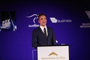 Роберт Паттинсон (Robert Pattinson) 2nd Annual Australians in Film Awards & Benefit Dinner, Los Angeles, 2013 - 16хHQ 1d5238423180020