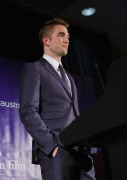 Роберт Паттинсон (Robert Pattinson) 2nd Annual Australians in Film Awards & Benefit Dinner, Los Angeles, 2013 - 16хHQ 1e2878423180120