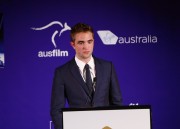 Роберт Паттинсон (Robert Pattinson) 2nd Annual Australians in Film Awards & Benefit Dinner, Los Angeles, 2013 - 16хHQ C2eee1423180086