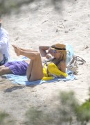 Хайди Клум (Heidi Klum) - Bikini Candids On The Beach In The Mediterranean, 25.07.2015 - 63xHQ 153521424745549