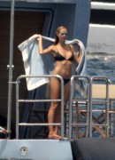Хайди Клум (Heidi Klum) - Bikini Candids On The Beach In The Mediterranean, 25.07.2015 - 63xHQ 64f677424745513
