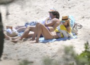Хайди Клум (Heidi Klum) - Bikini Candids On The Beach In The Mediterranean, 25.07.2015 - 63xHQ B3a723424745506