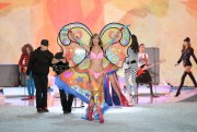 Карли Клосс (Karlie Kloss) Victoria's Secret Fashion Show, Lexington Avenue Armory, New York City, 2013.11.13 (18xHQ) 213ee7424759372