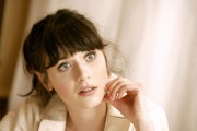 Зои Дешанель (Zooey Deschanel) The Hitchhiker's Guide to the Galaxy press conference portraits by Armando Gallo, 16.04.2005 (18xHQ) 080bfe426325897
