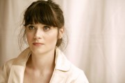 Зои Дешанель (Zooey Deschanel) The Hitchhiker's Guide to the Galaxy press conference portraits by Armando Gallo, 16.04.2005 (18xHQ) 2760c6426325885