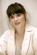 Зои Дешанель (Zooey Deschanel) The Hitchhiker's Guide to the Galaxy press conference portraits by Armando Gallo, 16.04.2005 (18xHQ) 96614a426325831