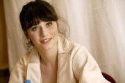 Зои Дешанель (Zooey Deschanel) The Hitchhiker's Guide to the Galaxy press conference portraits by Armando Gallo, 16.04.2005 (18xHQ) Dd5b4a426325846