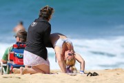 Бритни Спирс (Britney Spears) Showing Her Great Flexibility On The Beach In Kauai, Hawaii, 25.07.2015 (36xHQ) 159fc9427046589