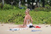 Бритни Спирс (Britney Spears) Showing Her Great Flexibility On The Beach In Kauai, Hawaii, 25.07.2015 (36xHQ) 96f27e427046616