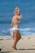 Бритни Спирс (Britney Spears) Showing Her Great Flexibility On The Beach In Kauai, Hawaii, 25.07.2015 (36xHQ) Fde013427046623