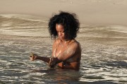Рианна (Rihanna) On the beach, Barbados, 2013-12-28 (82xHQ) 2787c1428089207