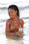 Рианна (Rihanna) On the beach, Barbados, 2013-12-28 (82xHQ) 39a14f428089831