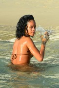 Рианна (Rihanna) On the beach, Barbados, 2013-12-28 (82xHQ) 48a8a9428089657