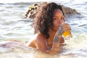 Рианна (Rihanna) On the beach, Barbados, 2013-12-28 (82xHQ) 4ce8bb428089990
