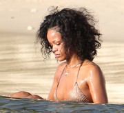 Рианна (Rihanna) On the beach, Barbados, 2013-12-28 (82xHQ) 6f5c1a428089262