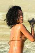 Рианна (Rihanna) On the beach, Barbados, 2013-12-28 (82xHQ) 773531428089628