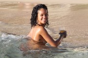 Рианна (Rihanna) On the beach, Barbados, 2013-12-28 (82xHQ) 7eef38428089135