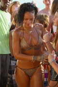 Рианна (Rihanna) On the beach, Barbados, 2013-12-28 (82xHQ) Bd6c76428089459