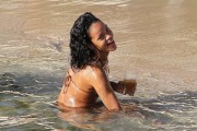Рианна (Rihanna) On the beach, Barbados, 2013-12-28 (82xHQ) D09ec0428089188