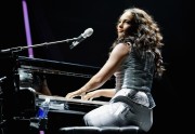 Алисия Кейс (Alicia Keys) performs at O2 Arena in London 2008.07.08 - 29xНQ 4c8ba1428537645