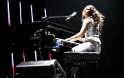 Алисия Кейс (Alicia Keys) performs at O2 Arena in London 2008.07.08 - 29xНQ 797ebb428537438