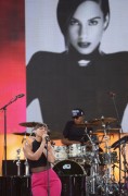 Алисия Кейс (Alicia Keys) Performs on Good Morning America, Rumsey Playfield, New York City, 30.08.2013 - 40xНQ 12aeae428548865