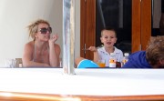 Бритни Спирс (Britney Spears) Enjoys an afternoon aboard a yacht in the Woolloomooloo Bay, 2009 - 9xHQ 6ba114428558656