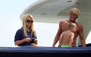 Бритни Спирс (Britney Spears) Enjoys an afternoon aboard a yacht in the Woolloomooloo Bay, 2009 - 9xHQ E95724428558635