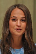 Алисия Викандер (Alicia Vikander) Hollywood Foreign Press Association press conference for 'The Man from U.N.C.L.E.' in London (July 23, 2015) A7f516429597679