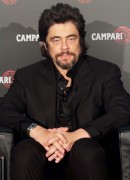 Бенисио Дель Торо (Benicio Del Toro) The Red Affair, Campari Calendar 2011 Press Conference (21 October 2010) (29xHQ) A2cb8e429773018