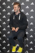 Дэвид Бекхэм (David Beckham) Autograph Session at Adidas Performance Store Champs-Elysees in Paris, 28.02.2013 - 30xHQ 13e89e431215733