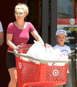 Бритни Спирс (Britney Spears) Shopping At Target With Her Boys, 08.07.2015 - 75xHQ 04b94f431449606