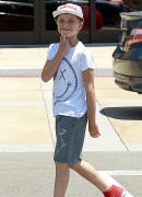 Бритни Спирс (Britney Spears) Shopping At Target With Her Boys, 08.07.2015 - 75xHQ 2ee190431449227