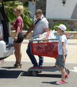 Бритни Спирс (Britney Spears) Shopping At Target With Her Boys, 08.07.2015 - 75xHQ 3e9b67431449073