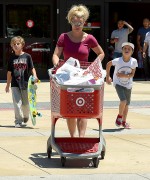 Бритни Спирс (Britney Spears) Shopping At Target With Her Boys, 08.07.2015 - 75xHQ 52ca80431449368