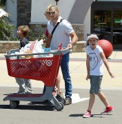 Бритни Спирс (Britney Spears) Shopping At Target With Her Boys, 08.07.2015 - 75xHQ 599c36431449537