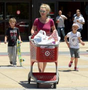 Бритни Спирс (Britney Spears) Shopping At Target With Her Boys, 08.07.2015 - 75xHQ 77084c431449524