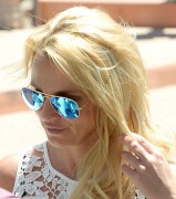 Бритни Спирс (Britney Spears) Gorgeous Abs Shopping In Sogno, Westlake Village, 17.07.2015 - 33xHQ 77322b431448967