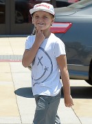 Бритни Спирс (Britney Spears) Shopping At Target With Her Boys, 08.07.2015 - 75xHQ 9bed68431449497