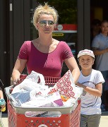 Бритни Спирс (Britney Spears) Shopping At Target With Her Boys, 08.07.2015 - 75xHQ B20479431449161