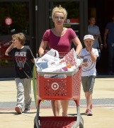Бритни Спирс (Britney Spears) Shopping At Target With Her Boys, 08.07.2015 - 75xHQ B4747e431449178