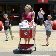 Бритни Спирс (Britney Spears) Shopping At Target With Her Boys, 08.07.2015 - 75xHQ B921a7431449491