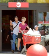 Бритни Спирс (Britney Spears) Shopping At Target With Her Boys, 08.07.2015 - 75xHQ Bcb2d1431449075